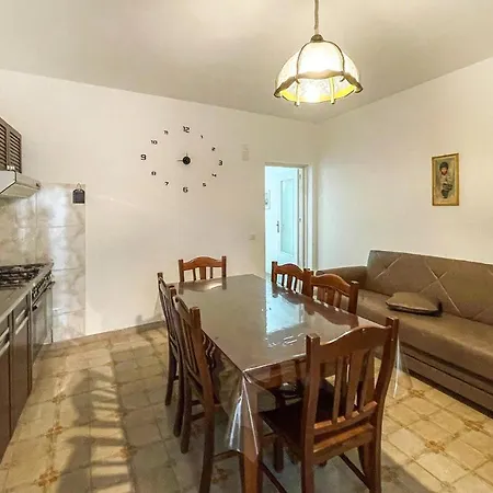 2 Bedroom Awesome In Prázdninový dům