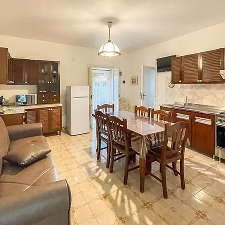 2 Bedroom Awesome In Prázdninový dům